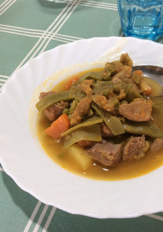 Una foto de Guiso de pavo con verduras en olla exprés