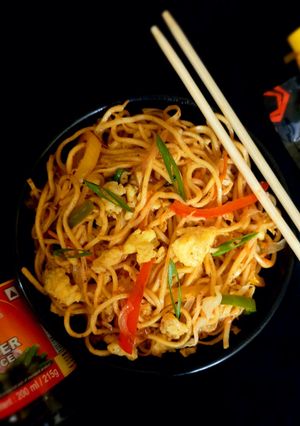 A picture of Egg hakka noodles.