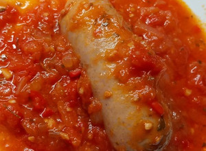 Una foto de Chorizo a la pomarola y choripan de chorizo a la pomarola