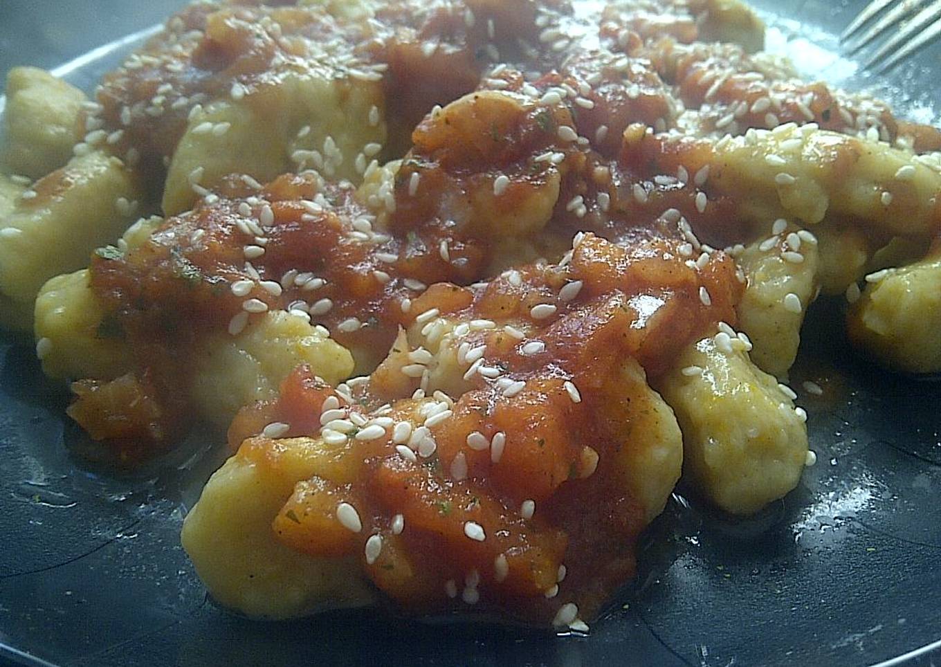 Ñoquis veganos de calabaza y sésamo con salsa de tomate a la pimienta
