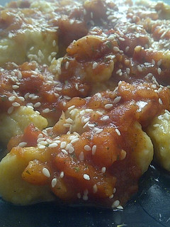 Una foto de Ñoquis veganos de calabaza y sésamo con salsa de tomate a la pimienta