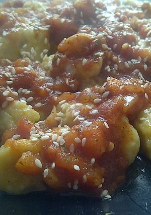 Una foto de Ñoquis veganos de calabaza y sésamo con salsa de tomate a la pimienta