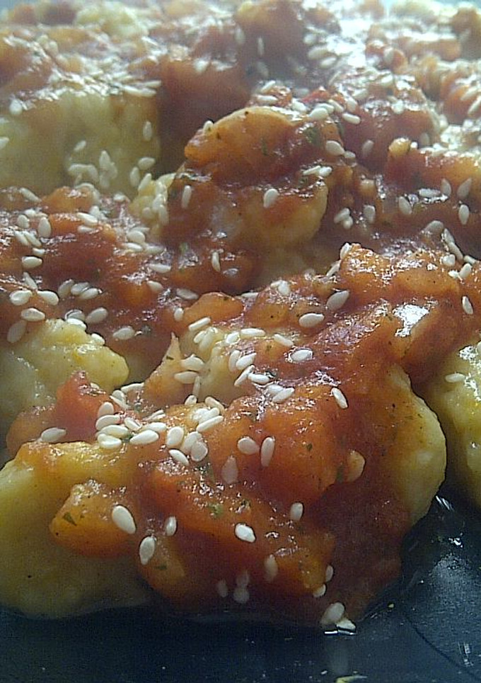Una foto de Ñoquis veganos de calabaza y sésamo con salsa de tomate a la pimienta