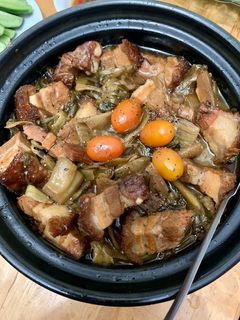 Hình của món Heo quay kho cải chua.