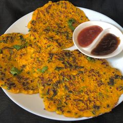 A picture of Oats besan methi chilla.