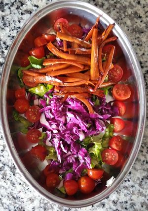 Una foto de Ensalada colorida con zanahorias 🥕🥕caramelizadas