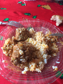 Una foto de Arroz quesú con albóndigas en salsa a la bologñesa