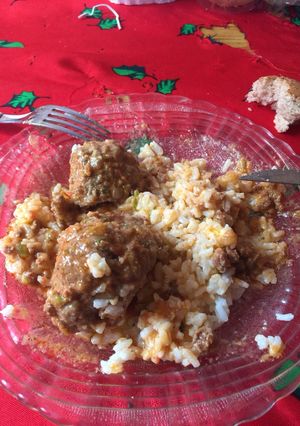 Una foto de Arroz quesú con albóndigas en salsa a la bologñesa
