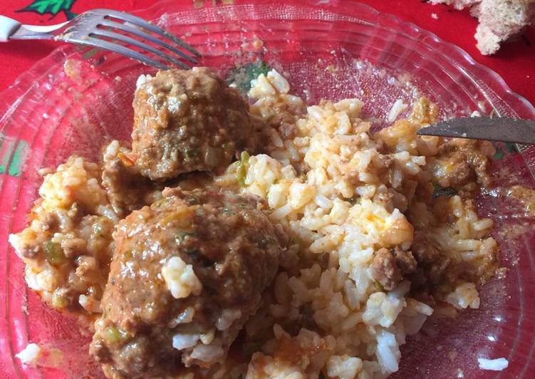 Arroz quesú con albóndigas en salsa a la bologñesa