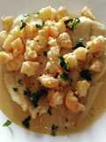 Filetes de merluza con salsa de gambas