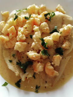 Una foto de Filetes de merluza con salsa de gambas
