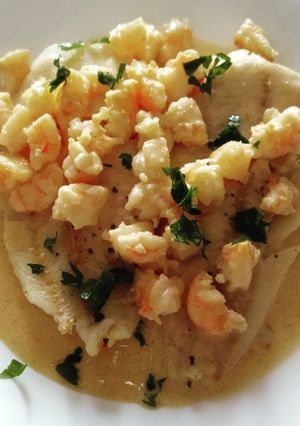 Una foto de Filetes de merluza con salsa de gambas