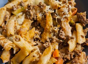 Une photo de Gratin Légumes, Pâtes et Viande Hachée Façon Bolognaise