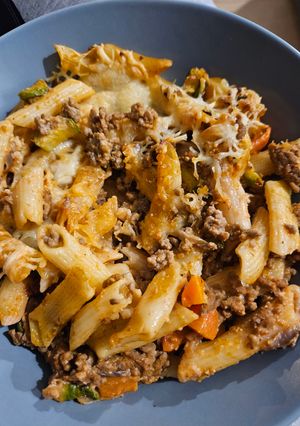 Une photo de Gratin Légumes, Pâtes et Viande Hachée Façon Bolognaise