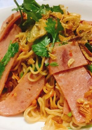 Hình của món Mỳ tôm quốc dân xào xúc xích xông khói.