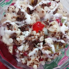 A picture of Fruit chat with cream.