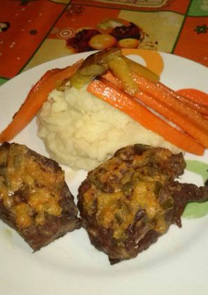 Una foto de Carne al horno con salsa de queso y vegetales
