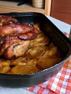 Fokhagymás-paprikás pácban sült csülök, burgonyaágyon recept fotója