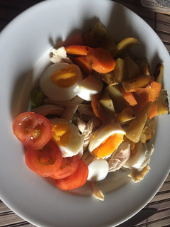 Una foto de Boniatos con zanahoria al horno, ensalada