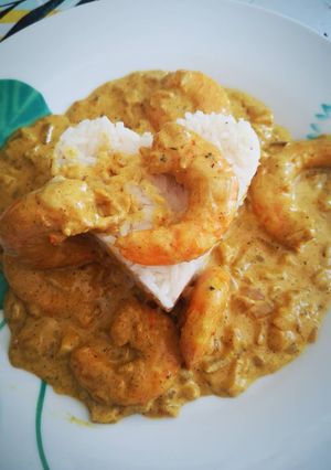Une photo de Crevettes sauce crémeuse au curry accompagnées de riz thaï