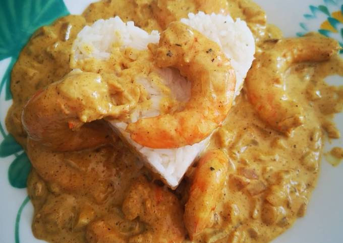 Crevettes sauce crémeuse au curry accompagnées de riz thaï