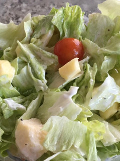 Una foto de Ensalada de manzana y salsa de yogurt