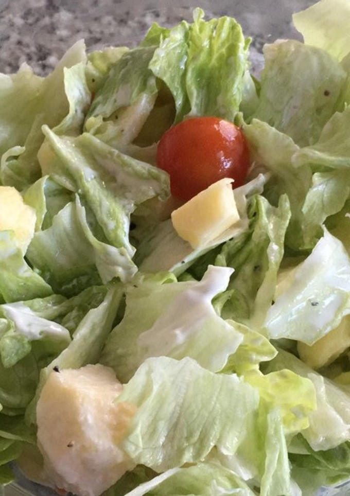 Una foto de Ensalada de manzana y salsa de yogurt
