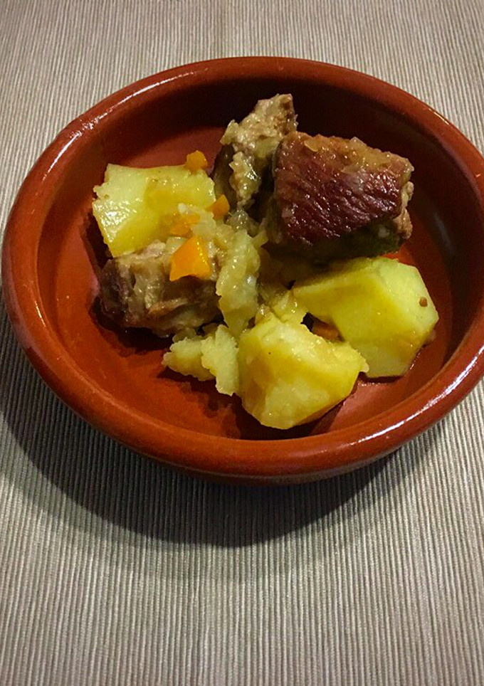 Una foto de Costilla de cerdo al vino con papas