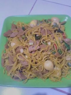 Foto resep Tumis telur puyuh bakso dengan mie kuning