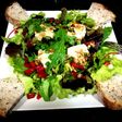 Ensalada capriccio con queso de cabra, nueces y pan de quinoa