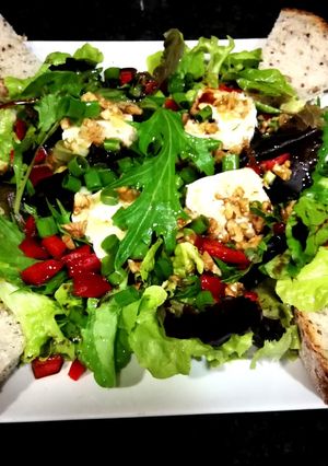 Foto principal de Ensalada capriccio con queso de cabra, nueces y pan de quinoa