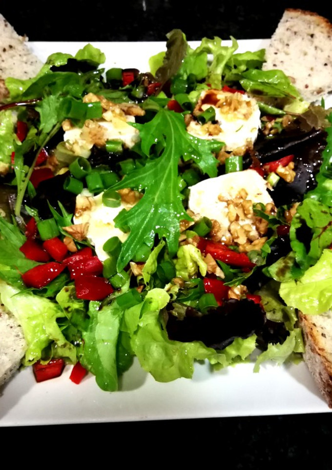 Una foto de Ensalada capriccio con queso de cabra, nueces y pan de quinoa