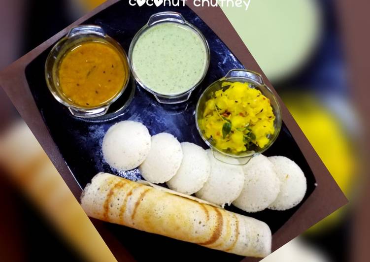 Dosa with masala aloo,idli &amp; sambhar,coconut Chutney