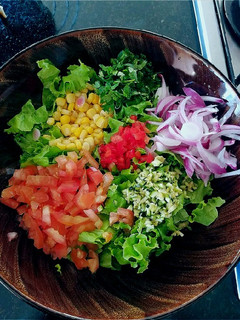 Una foto de Ensalada de maíz y pepino 🌽🥒🍅🍈🌶️
