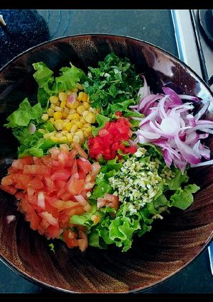 Una foto de Ensalada de maíz y pepino 🌽🥒🍅🍈🌶️