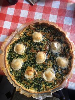 Una foto de Quiche de espinacas y queso de cabra con cebolla caramelizada