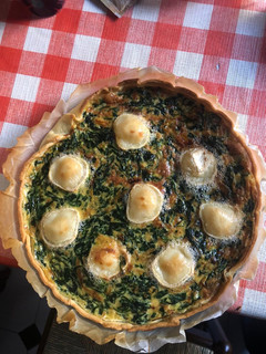 Una foto de Quiche de espinacas y queso de cabra con cebolla caramelizada
