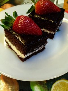 صورة لوصفة أسهل طريقة لعمل كيكة الشوكولاتة بحشوة الكريمة لذيييييذة 😋❤️
