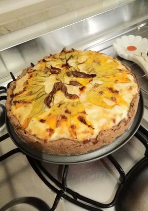 Foto di Brisé alle olive nere con sponsali, gamberi e fiori di zucca