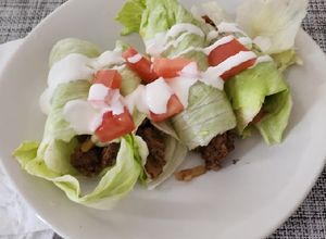 Una foto de Taquitos de lechuga con picadillo