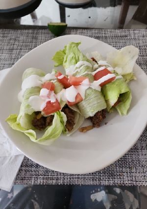 Una foto de Taquitos de lechuga con picadillo