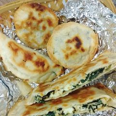 A picture of Empanadas filled with Spinach and Cheese.