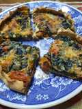 Tarta con espinacas, hongos, tomate y boconccinos