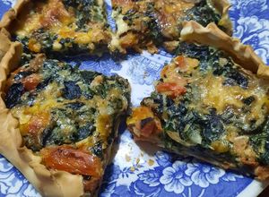 Una foto de Tarta con espinacas, hongos, tomate y boconccinos