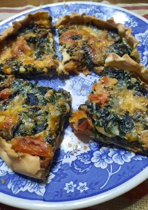 Una foto de Tarta con espinacas, hongos, tomate y boconccinos
