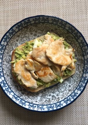 鮪魚酪梨蛋沙拉雞胸吐司-不流汗料理 的食譜成品照片