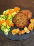 Hamburger di aringhe e zucchine con verdure croccanti e patate