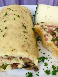 Una foto de Rollito de patata y atún con champiñones