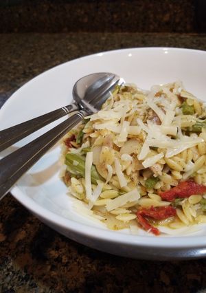 A picture of Lemony Chicken Orzo with Vegetables.
