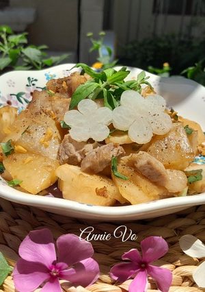 Hình của món Su hào xào thịt ba rọi tóp mỡ.